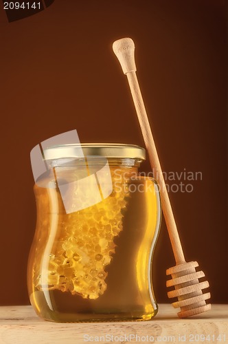 Image of Glass of honey with honeycomb