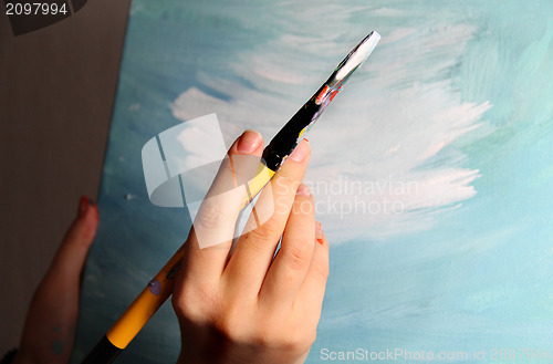 Image of Artist makes his picture