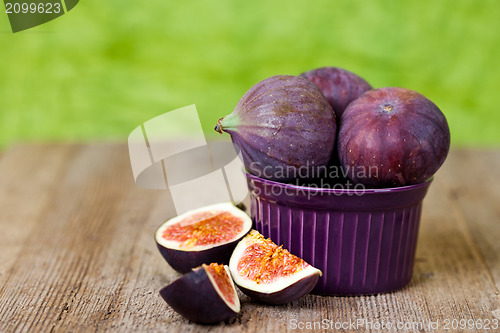 Image of  fresh figs in a bowl 