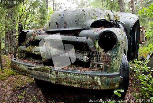 Image of Old rusty car