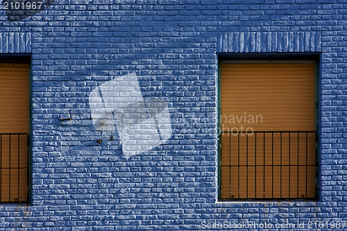 Image of yellow window in light blue wall in the centre of la boca 