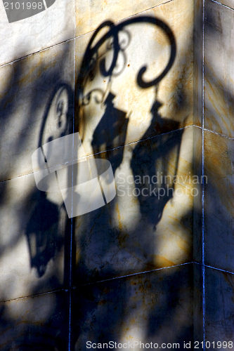 Image of shadow of a street lamp 