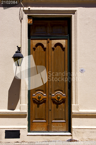 Image of  old door and a street lamp in the centre of colonia