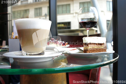 Image of Latte and tiramisu in Parisian cafe 
