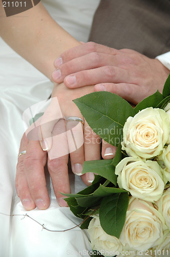 Image of Hands, rings and bouquet
