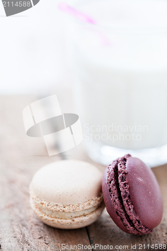Image of Macaroons and milk
