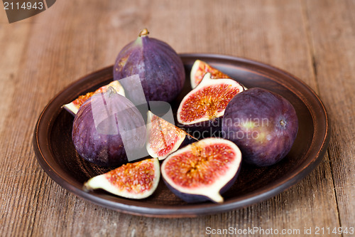 Image of  fresh figs in a plate