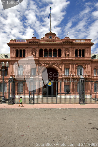 Image of child in green in the monument casa rosada 