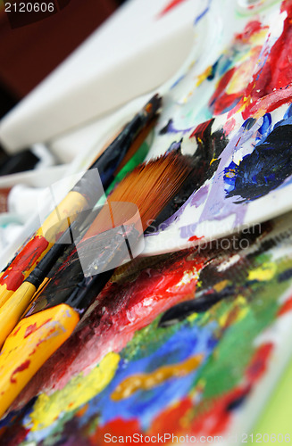 Image of Art palette and paintbrushes 