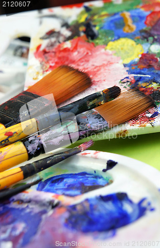 Image of Art palette and paintbrushes 