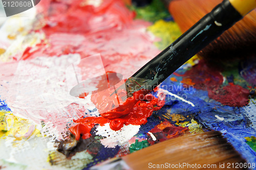 Image of Art palette and paintbrushes 