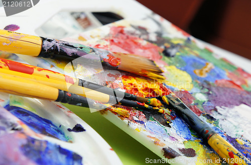 Image of Art palette and paintbrushes 