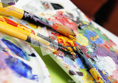 Image of Art palette and paintbrushes 