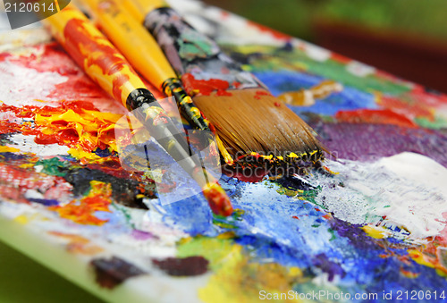 Image of Art palette and paintbrushes 