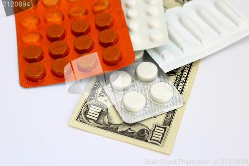 Image of Packings with pills and dollars