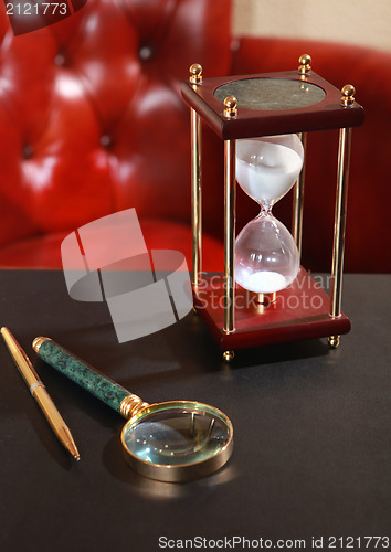 Image of hourglass 