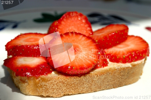 Image of strawbarry on slice of bread