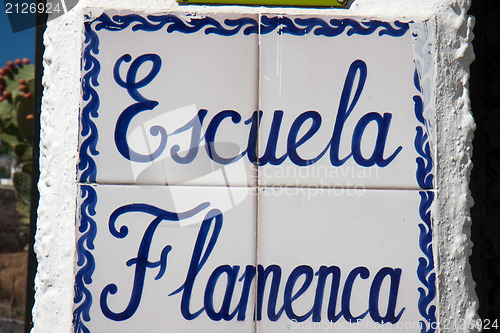 Image of  Sign to point a flamenco school out.