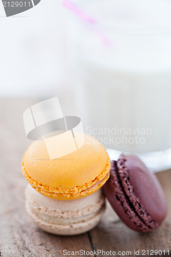 Image of Macaroons on wooden table