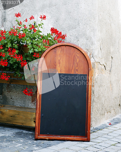 Image of A blank blackboard 