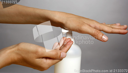 Image of Applying liquid soap