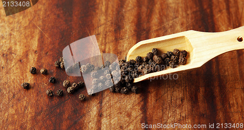 Image of Pepper grains and wooden spoon 