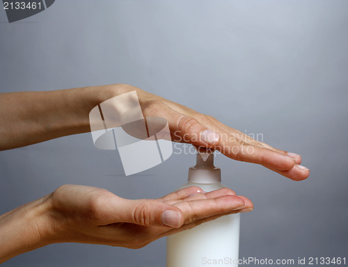 Image of Applying liquid soap