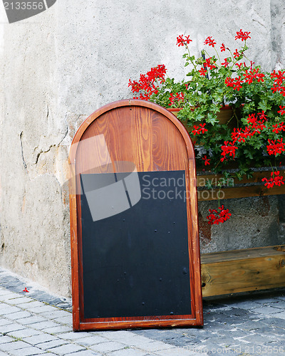 Image of A blank blackboard 