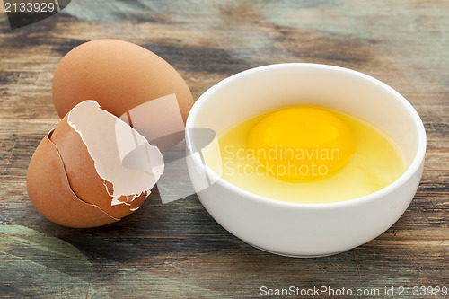 Image of broken egg in a bowl
