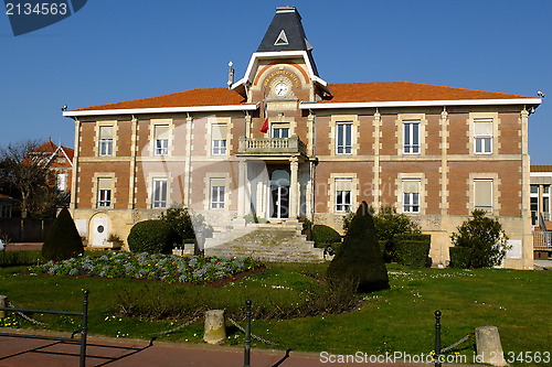 Image of French Town hall.