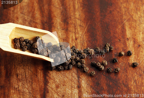 Image of Pepper grains and wooden spoon 