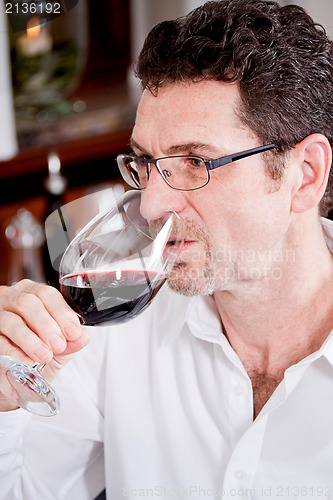 Image of couple drinking red wine in restaurant
