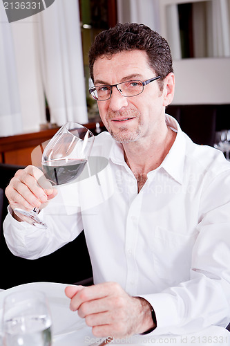 Image of couple drinking red wine in restaurant