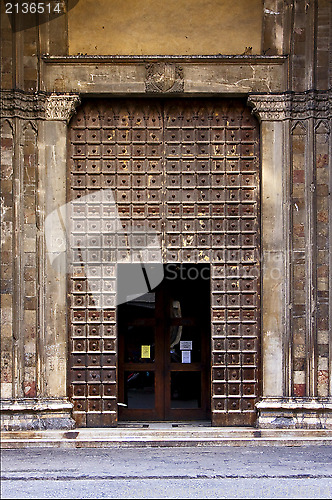 Image of the brown gate  