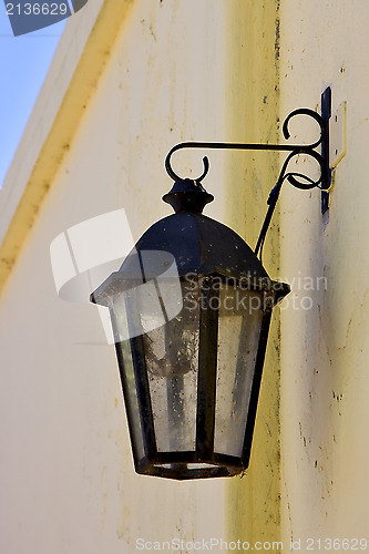 Image of street lamp  and a yellow wall