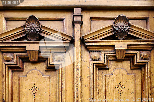 Image of the top of a closed double wood  door 