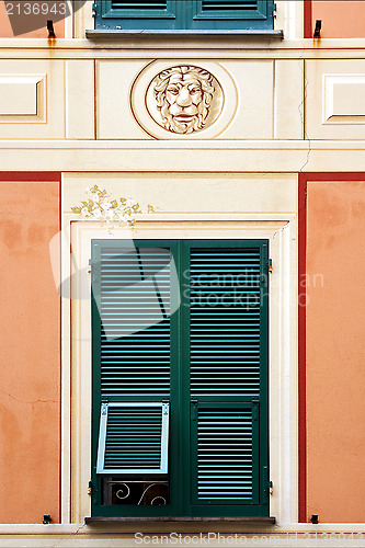 Image of head of lion  in the centre chiavari