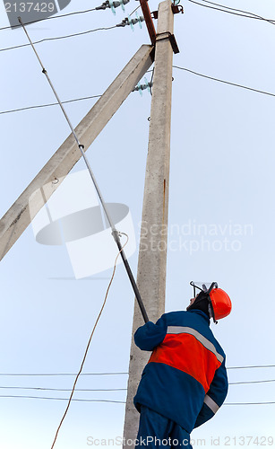 Image of Electrician to install a protective ground connection to the pow