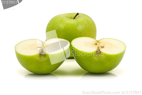 Image of one green apple and two halfs