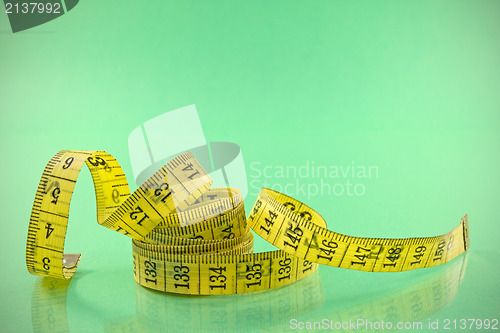 Image of yellow  measure tape 