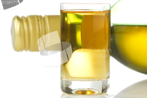 Image of alcohol glass and bottle 