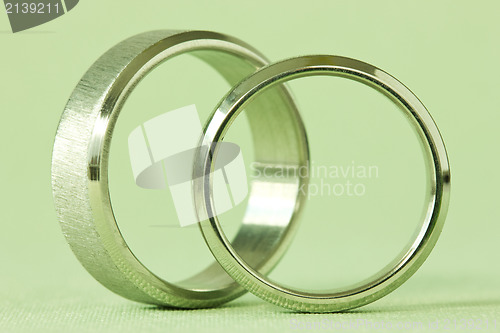 Image of rings on a green background