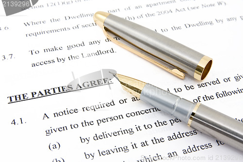 Image of  Lease agreement and pen 
