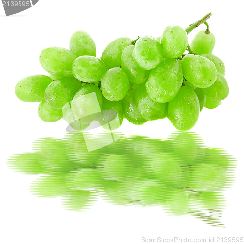 Image of grapes with water reflection