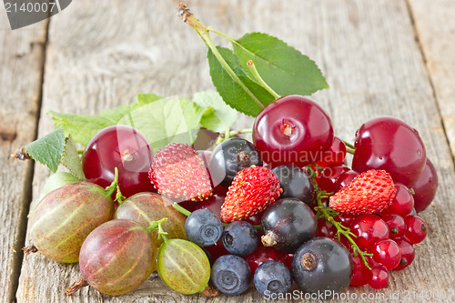 Image of assorted berries on the wooden floor