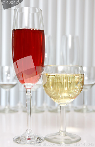 Image of glass of red and white wine