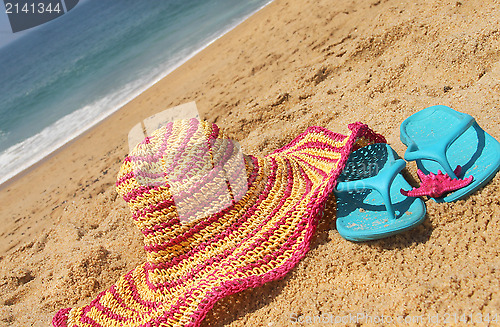 Image of Seacoast and straw pink hat 