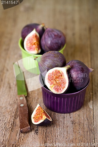 Image of  bowls with fresh figs and old knife 