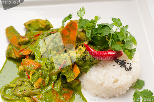 Image of chicken with green curry vegetables and rice