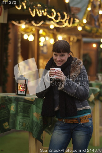 Image of junge Frau am Glühweinstand | young woman drinks glogg